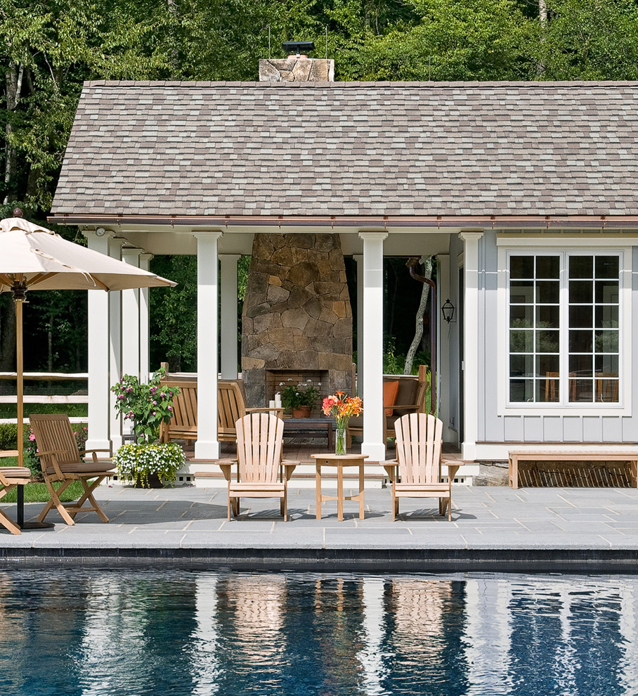 Стильный дизайн: прямоугольный бассейн в стиле кантри с домиком у бассейна - последний тренд