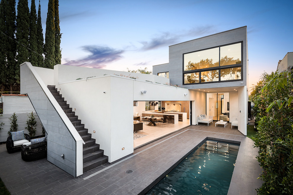Design ideas for a modern swimming pool in Los Angeles.