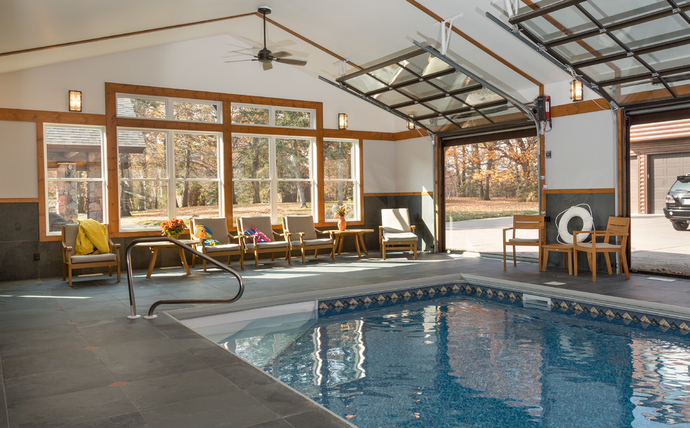 Ejemplo de casa de la piscina y piscina rústica grande rectangular y interior con suelo de baldosas