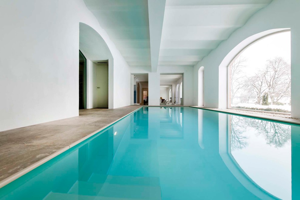 Ejemplo de piscina tradicional grande rectangular y interior con suelo de hormigón estampado