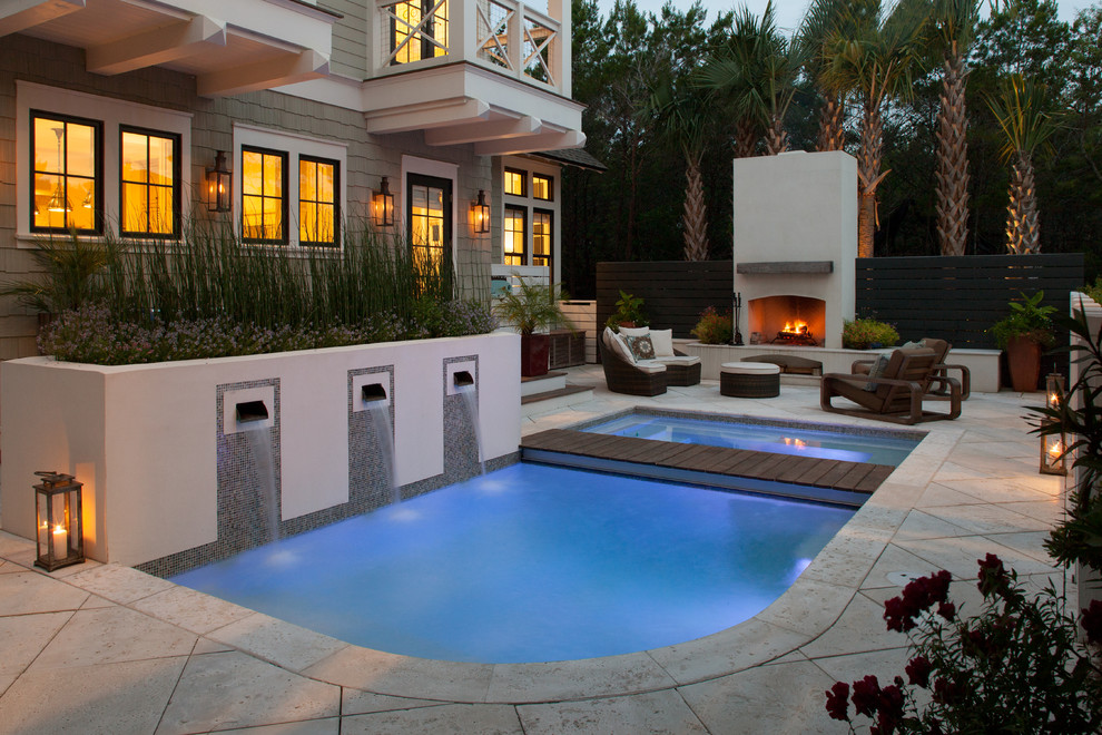 Стильный дизайн: бассейн произвольной формы на заднем дворе в морском стиле - последний тренд