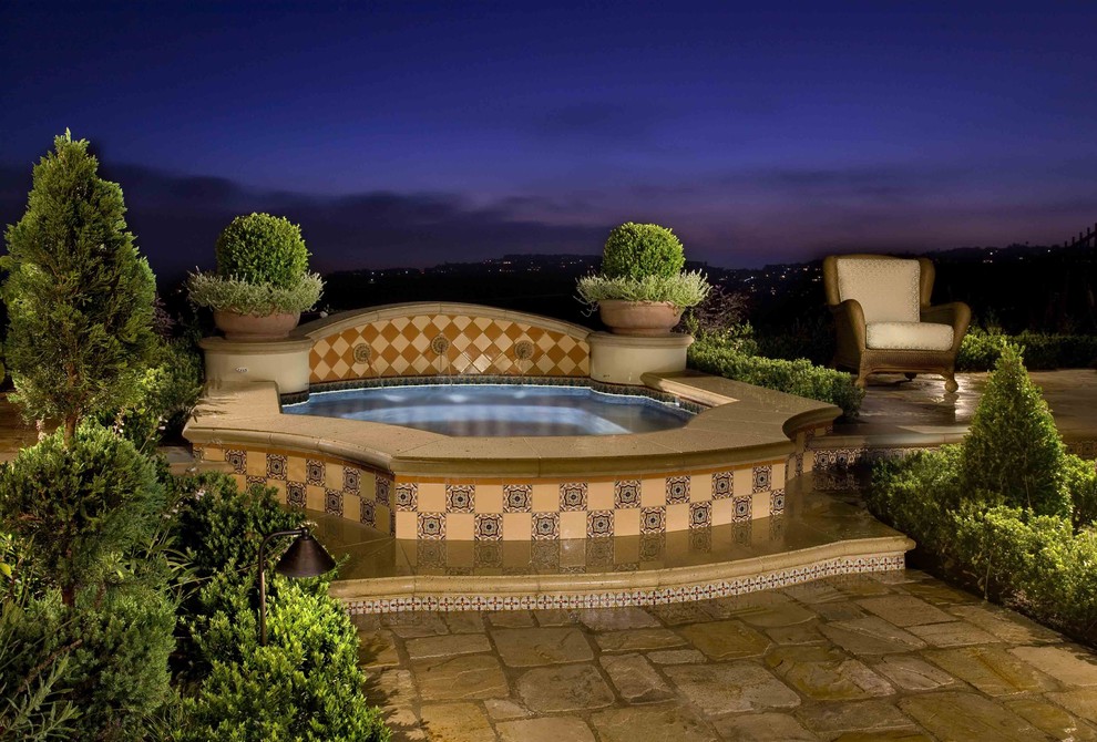 Mittelgroßer Mediterraner Pool hinter dem Haus mit Natursteinplatten in Los Angeles