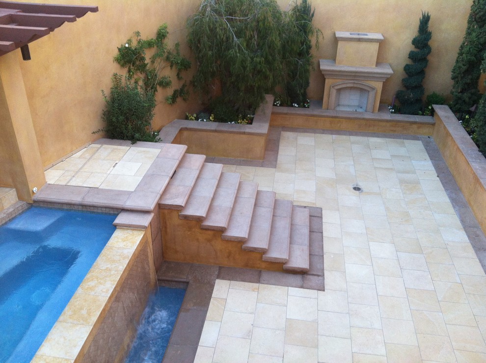 Foto de piscinas y jacuzzis infinitos mediterráneos grandes a medida en patio trasero con suelo de baldosas