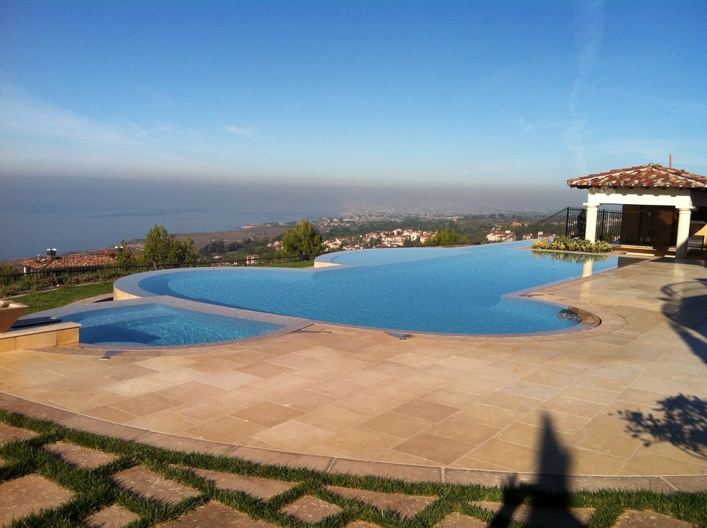 Großer, Gefliester Mediterraner Pool hinter dem Haus in individueller Form in Orange County