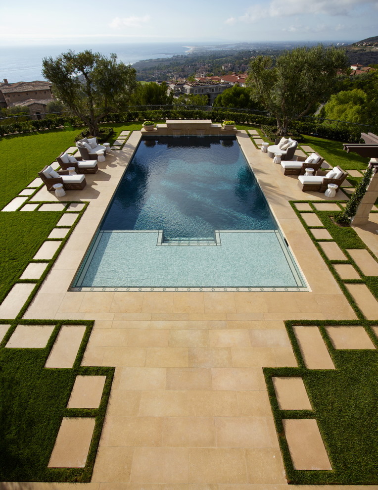 Diseño de casa de la piscina y piscina alargada mediterránea grande rectangular en patio lateral con adoquines de hormigón