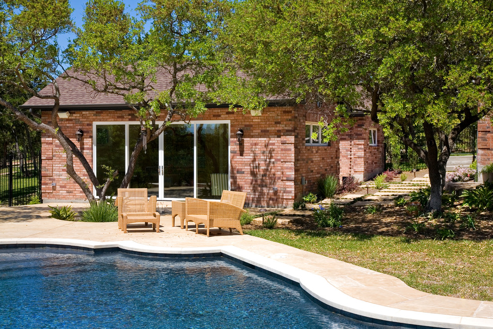Diseño de casa de la piscina y piscina tradicional de tamaño medio a medida en patio trasero