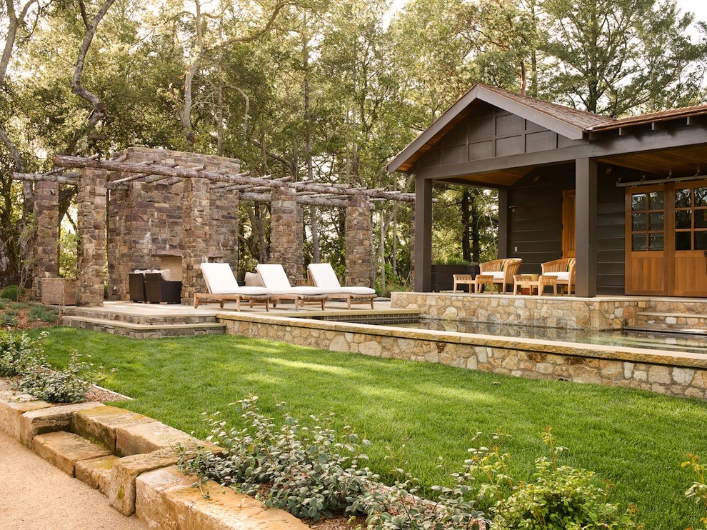 Idee per una piscina fuori terra rustica personalizzata di medie dimensioni e dietro casa con pavimentazioni in pietra naturale
