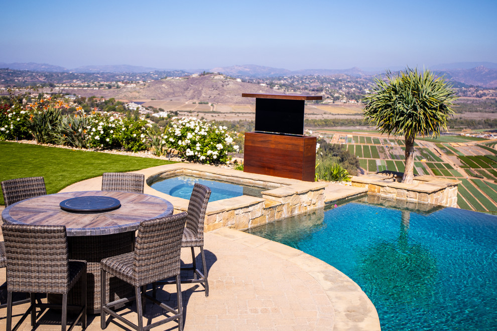 Esempio di una piscina fuori terra minimalista rettangolare di medie dimensioni e dietro casa con piastrelle