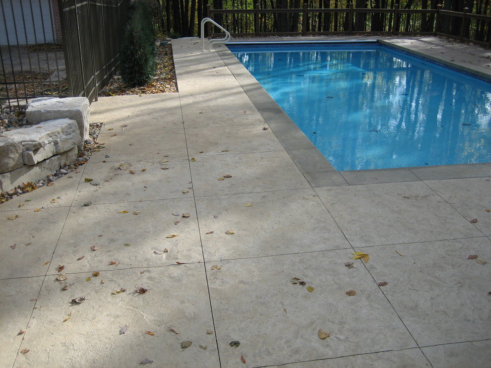 Exemple d'un grand Abris de piscine et pool houses arrière chic rectangle avec des pavés en béton.