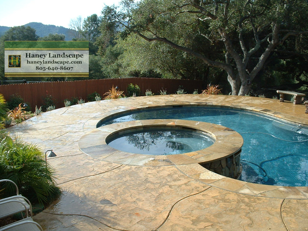 Foto de piscinas y jacuzzis actuales de tamaño medio a medida en patio trasero con suelo de hormigón estampado