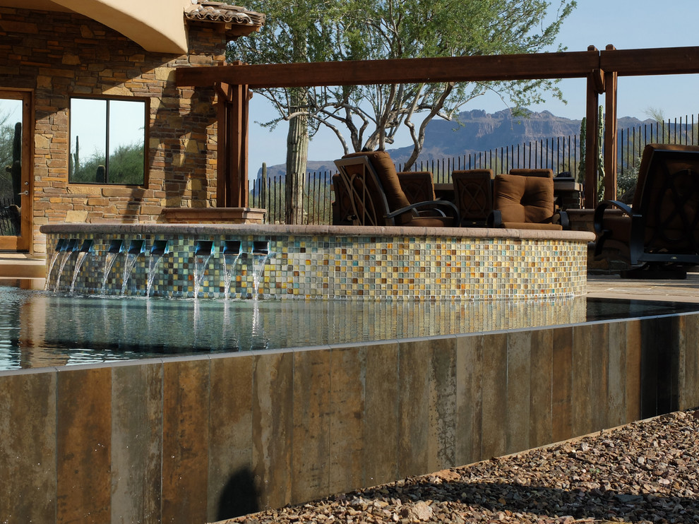 Diseño de piscinas y jacuzzis infinitos de estilo americano extra grandes a medida en patio trasero con adoquines de piedra natural
