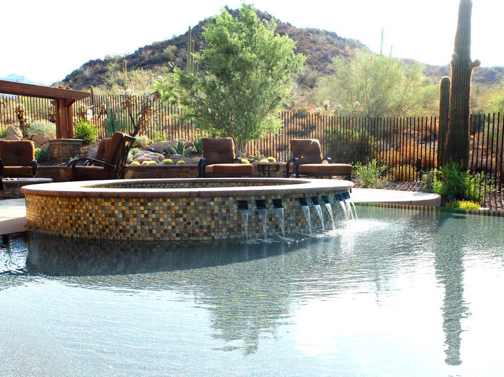 Foto de piscinas y jacuzzis infinitos de estilo americano extra grandes a medida en patio trasero con adoquines de piedra natural