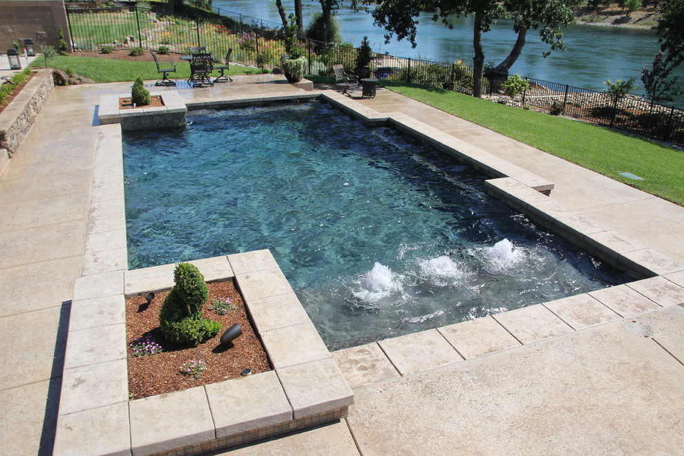 Источник вдохновения для домашнего уюта: наземный, прямоугольный бассейн среднего размера на заднем дворе в современном стиле с фонтаном и покрытием из бетонных плит