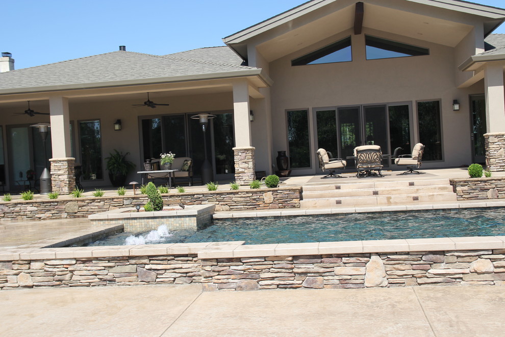 Exemple d'une piscine arrière et hors-sol tendance de taille moyenne et rectangle avec un point d'eau et une dalle de béton.