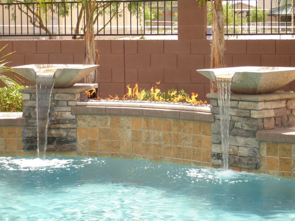 Exempel på en mellanstor amerikansk anpassad pool på baksidan av huset