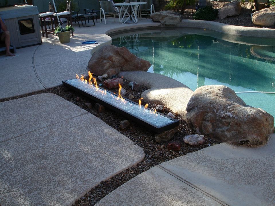 Modelo de piscina de estilo americano de tamaño medio a medida en patio trasero