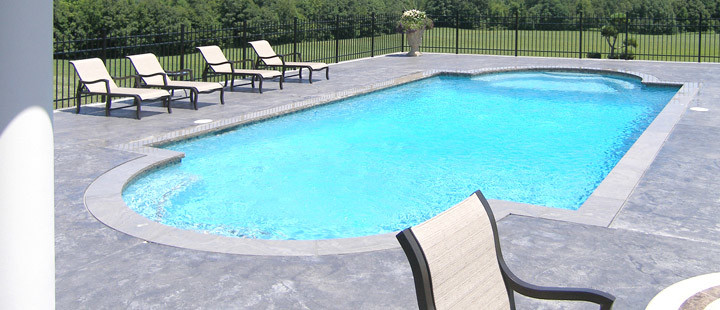 Idee per una grande piscina moderna personalizzata dietro casa con una vasca idromassaggio e cemento stampato