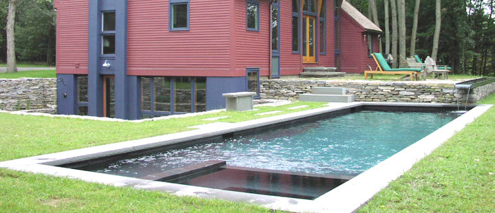 Ispirazione per una grande piscina minimalista personalizzata dietro casa con una vasca idromassaggio e cemento stampato