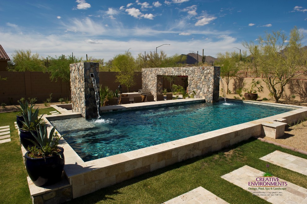Imagen de piscina con fuente minimalista grande a medida en patio trasero con suelo de hormigón estampado
