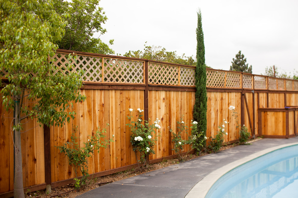 Diseño de piscinas y jacuzzis tradicionales renovados pequeños redondeados en patio trasero con suelo de hormigón estampado