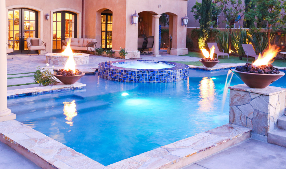 Imagen de piscinas y jacuzzis naturales tradicionales renovados de tamaño medio a medida en patio trasero con adoquines de piedra natural
