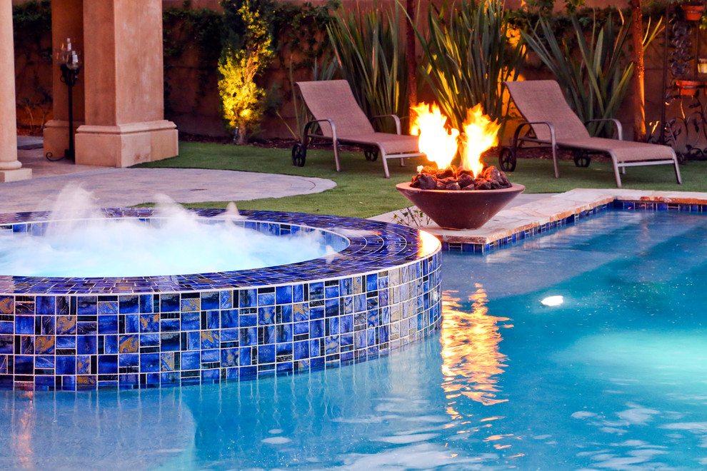 Foto de piscinas y jacuzzis naturales tradicionales renovados de tamaño medio a medida en patio trasero con adoquines de piedra natural
