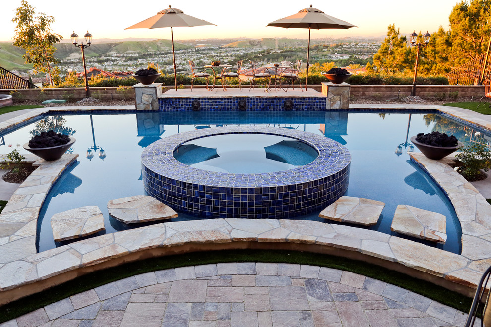Mittelgroßer Klassischer Pool hinter dem Haus in individueller Form mit Natursteinplatten in Orange County