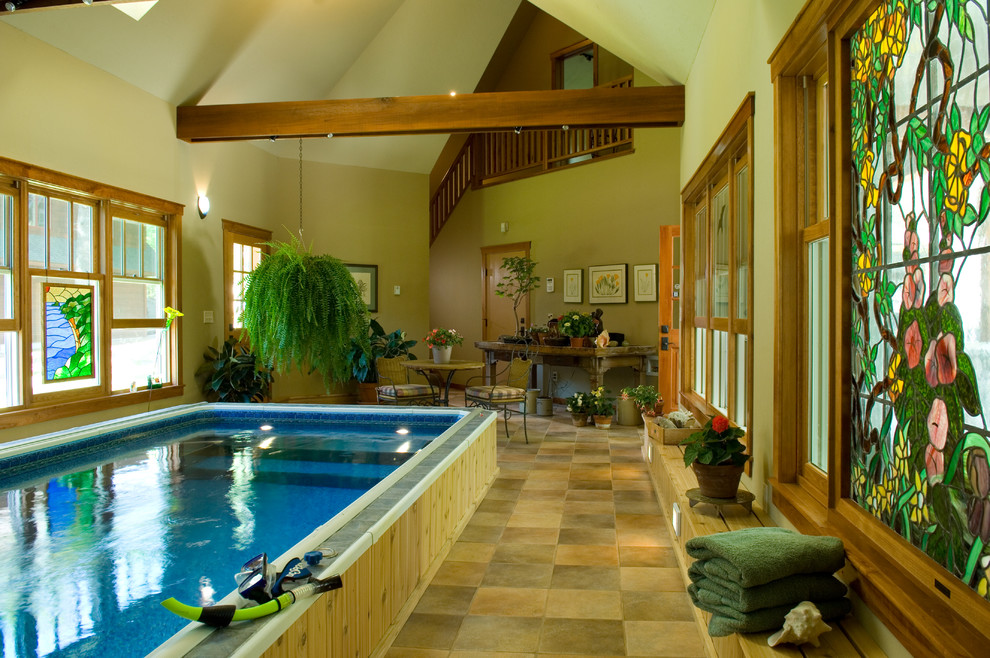Exemple d'une piscine à débordement craftsman.