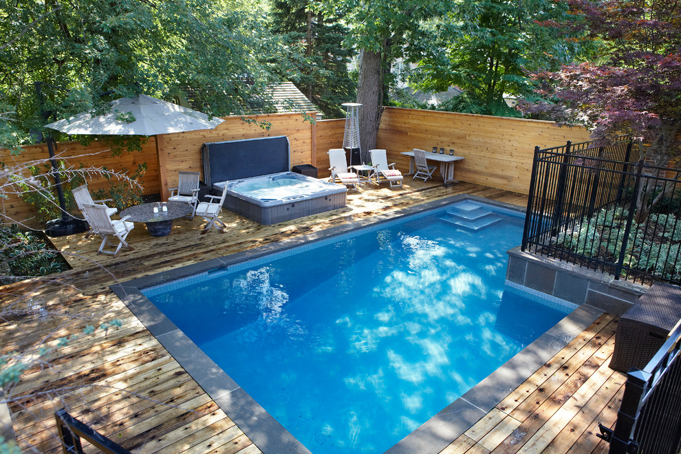 Mittelgroßer Moderner Pool hinter dem Haus in rechteckiger Form mit Betonboden in Toronto