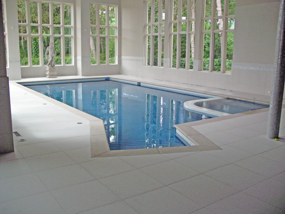 Inspiration pour une piscine traditionnelle de taille moyenne.