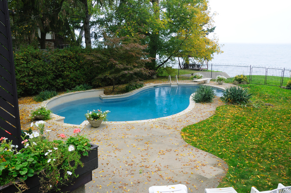 Idées déco pour une piscine éclectique de taille moyenne et rectangle avec des pavés en pierre naturelle.