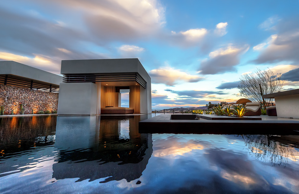 Geräumiger Moderner Infinity-Pool hinter dem Haus in individueller Form mit Betonplatten in Las Vegas