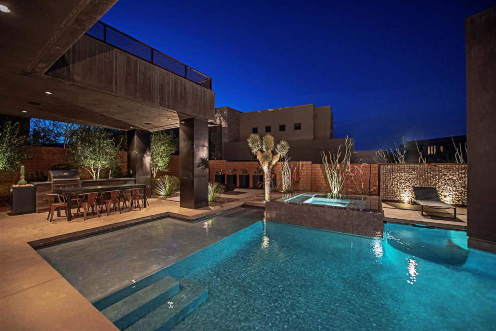 Großer Moderner Pool hinter dem Haus in individueller Form in Las Vegas