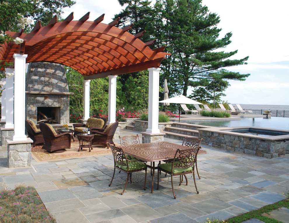 Стильный дизайн: огромный двор на заднем дворе в современном стиле с покрытием из каменной брусчатки - последний тренд