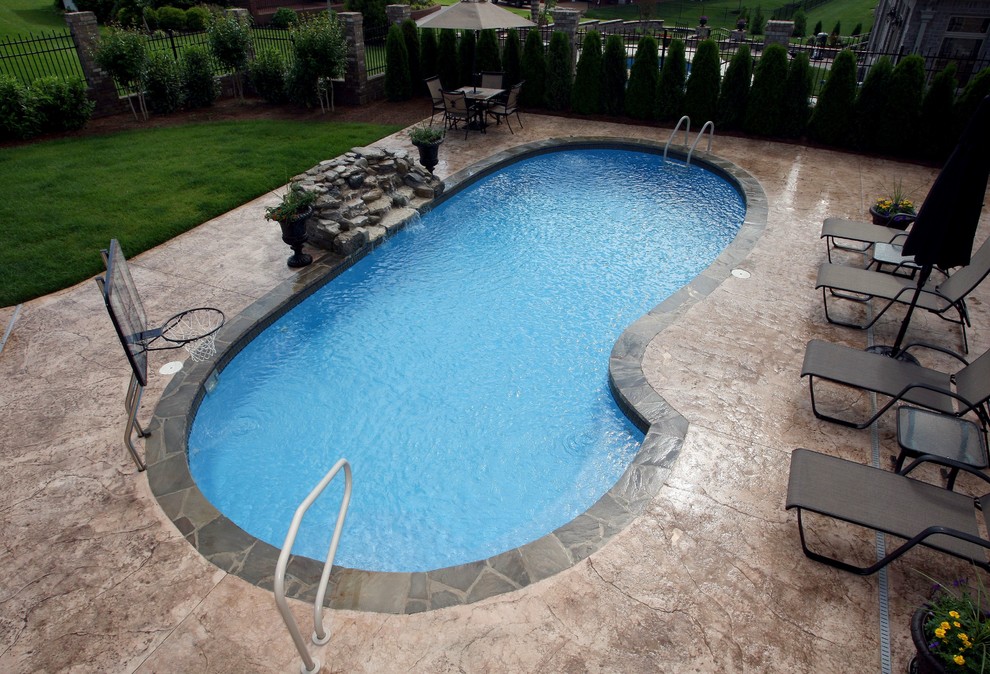 Esempio di una piscina fuori terra tropicale personalizzata di medie dimensioni e in cortile con pedane