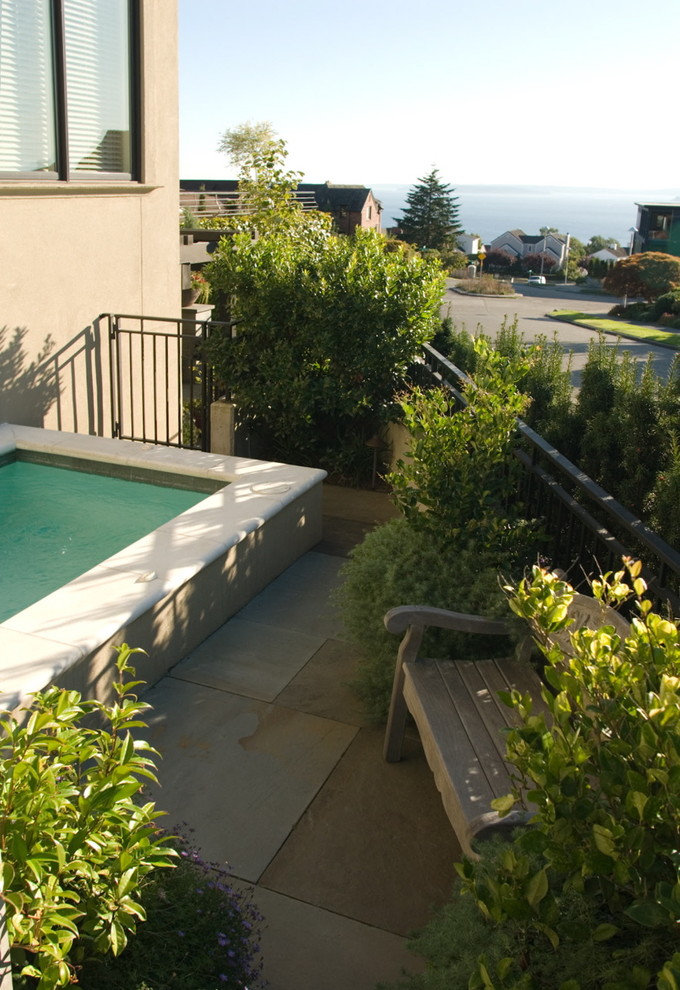 Свежая идея для дизайна: маленький наземный, прямоугольный бассейн на заднем дворе в классическом стиле с джакузи и покрытием из бетонных плит для на участке и в саду - отличное фото интерьера