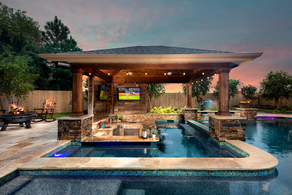 Стильный дизайн: большой бассейн произвольной формы на заднем дворе в стиле модернизм с покрытием из плитки - последний тренд