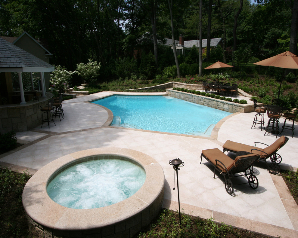 Foto di una piscina minimal personalizzata dietro casa e di medie dimensioni con una vasca idromassaggio e piastrelle