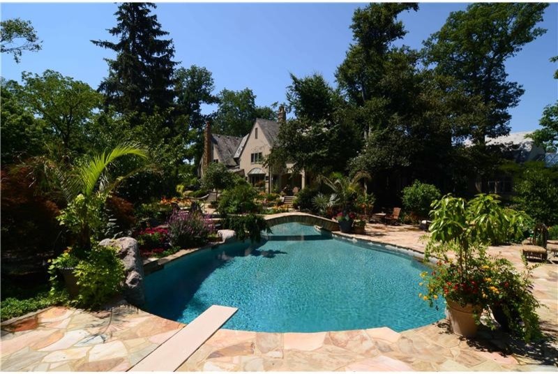 Foto de piscinas y jacuzzis naturales grandes a medida en patio trasero con adoquines de piedra natural