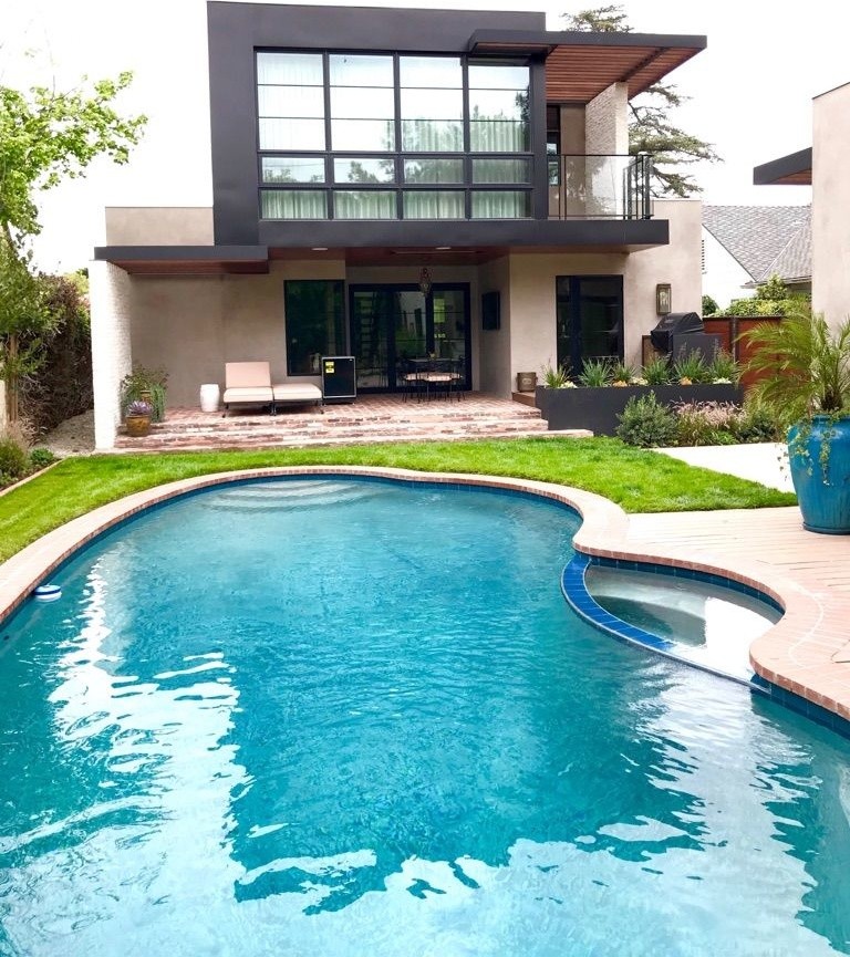 Mittelgroßer Moderner Pool hinter dem Haus in Nierenform mit Pflastersteinen in Los Angeles