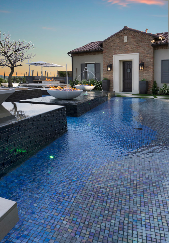 Exemple d'une piscine à débordement et arrière moderne de taille moyenne et sur mesure avec un bain bouillonnant.