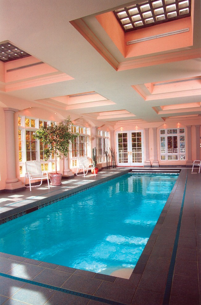 Immagine di un'ampia piscina coperta monocorsia contemporanea rettangolare con piastrelle