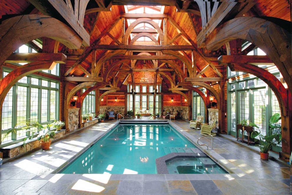 Идея дизайна: огромный прямоугольный, естественный бассейн в доме в стиле рустика с джакузи и покрытием из декоративного бетона