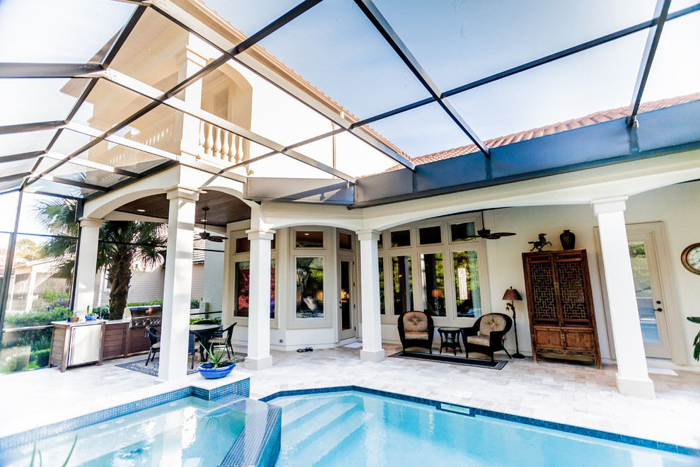Diseño de piscinas y jacuzzis alargados mediterráneos de tamaño medio rectangulares en patio trasero con adoquines de piedra natural