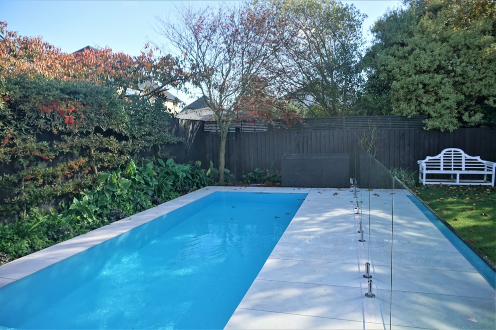 Esempio di una piscina minimalista di medie dimensioni e dietro casa con pavimentazioni in pietra naturale