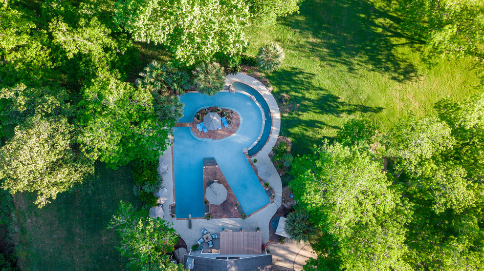 Стильный дизайн: огромный бассейн произвольной формы на заднем дворе в морском стиле с домиком у бассейна и покрытием из плитки - последний тренд