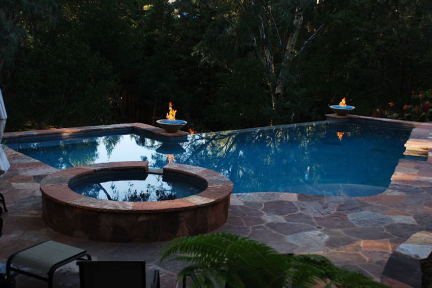 Idee per una piscina a sfioro infinito bohémian rettangolare di medie dimensioni e dietro casa con fontane e pedane