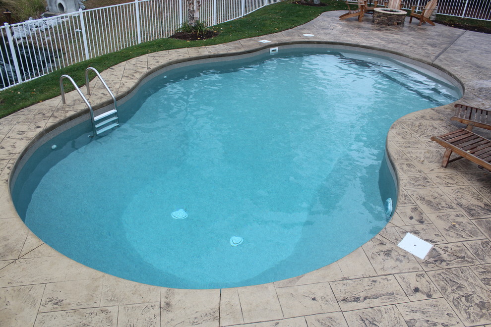 Свежая идея для дизайна: бассейн среднего размера, произвольной формы на заднем дворе в морском стиле с покрытием из декоративного бетона - отличное фото интерьера