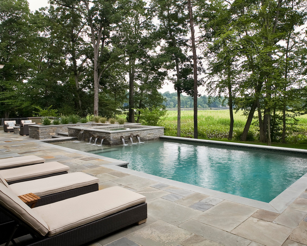 Immagine di una piscina monocorsia contemporanea rettangolare dietro casa e di medie dimensioni con fontane e piastrelle