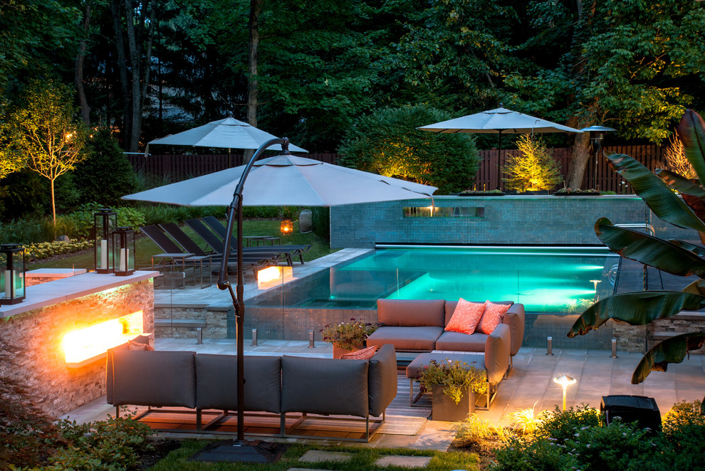 Foto de piscina alargada moderna de tamaño medio rectangular en patio trasero